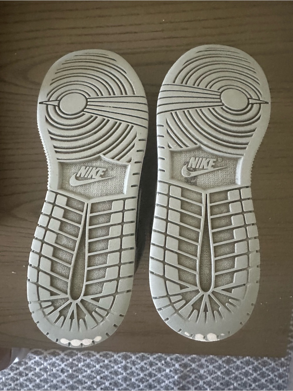 NIKE Air Jordan 1 Mid SE (GS) Elephant Toe Sneakers - Picture 8 of 10